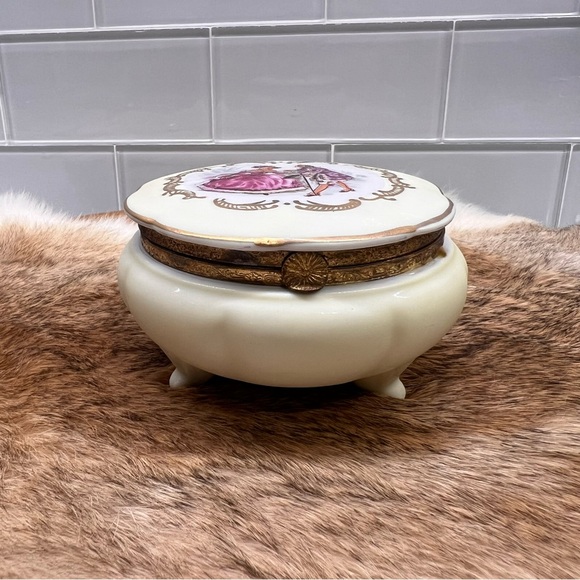 Vintage Porcelain Trinket Box Footed Handpainted Courting Couple Made in Japan - Picture 2 of 10